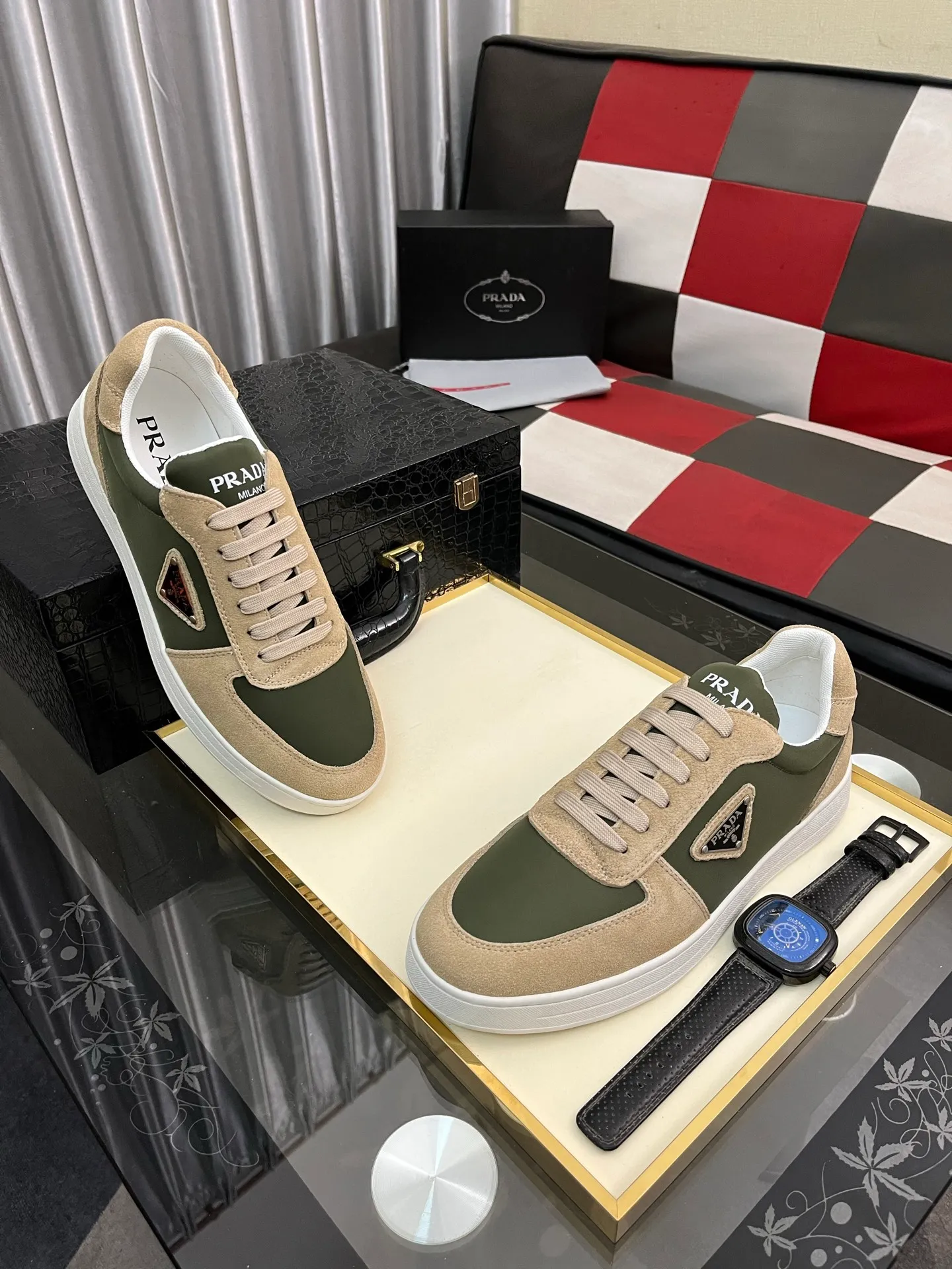 Men's shoes 💰440⌚️⌚️【PRADA】Prada ~ unique and casual style. New models from Prada official website are coming [Celebrate][Celebrate]🏃High-end brand casual shoes ➕Full set of packaging😍😍 Men's 2023 counters are on sale simultaneously, Italian imported brands select first-layer Italian cowhide. 🐑Sheepskin lining (refuses to discolor and rub feet) Sole: Original sole specially provided by the original factory 🎬Better in kind Size number: 38-444️⃣Colors available